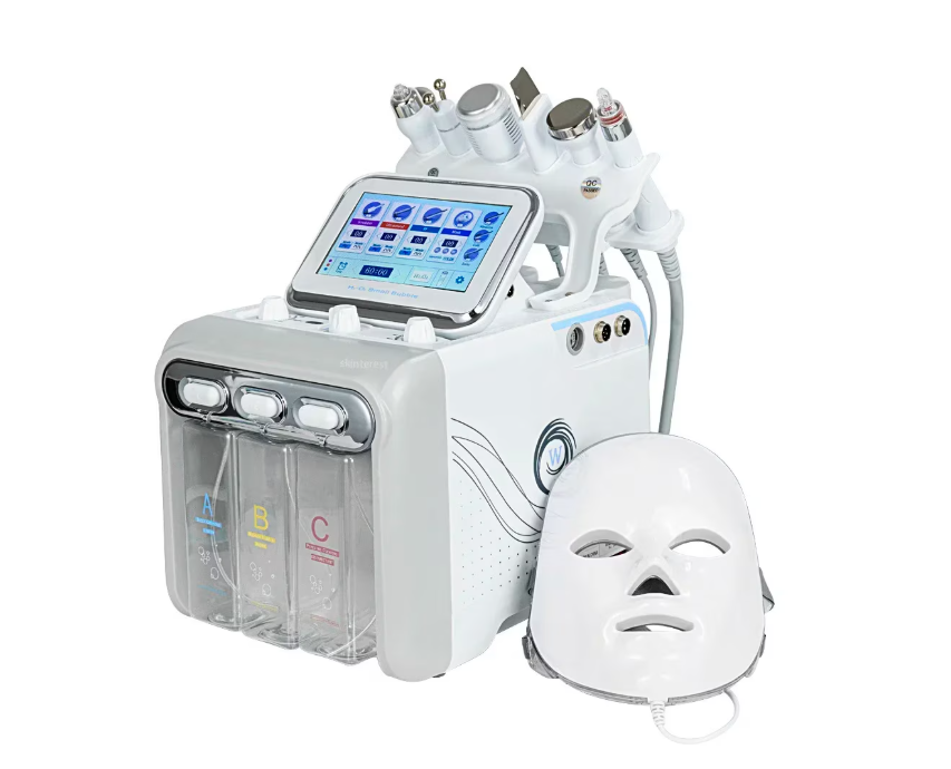 Combina cosmetica profesionala Hydrafacial 7 in 1 pentru hidradermabraziune si radiofrecventa, prezentata alaturi de masca LED pe fundal alb.